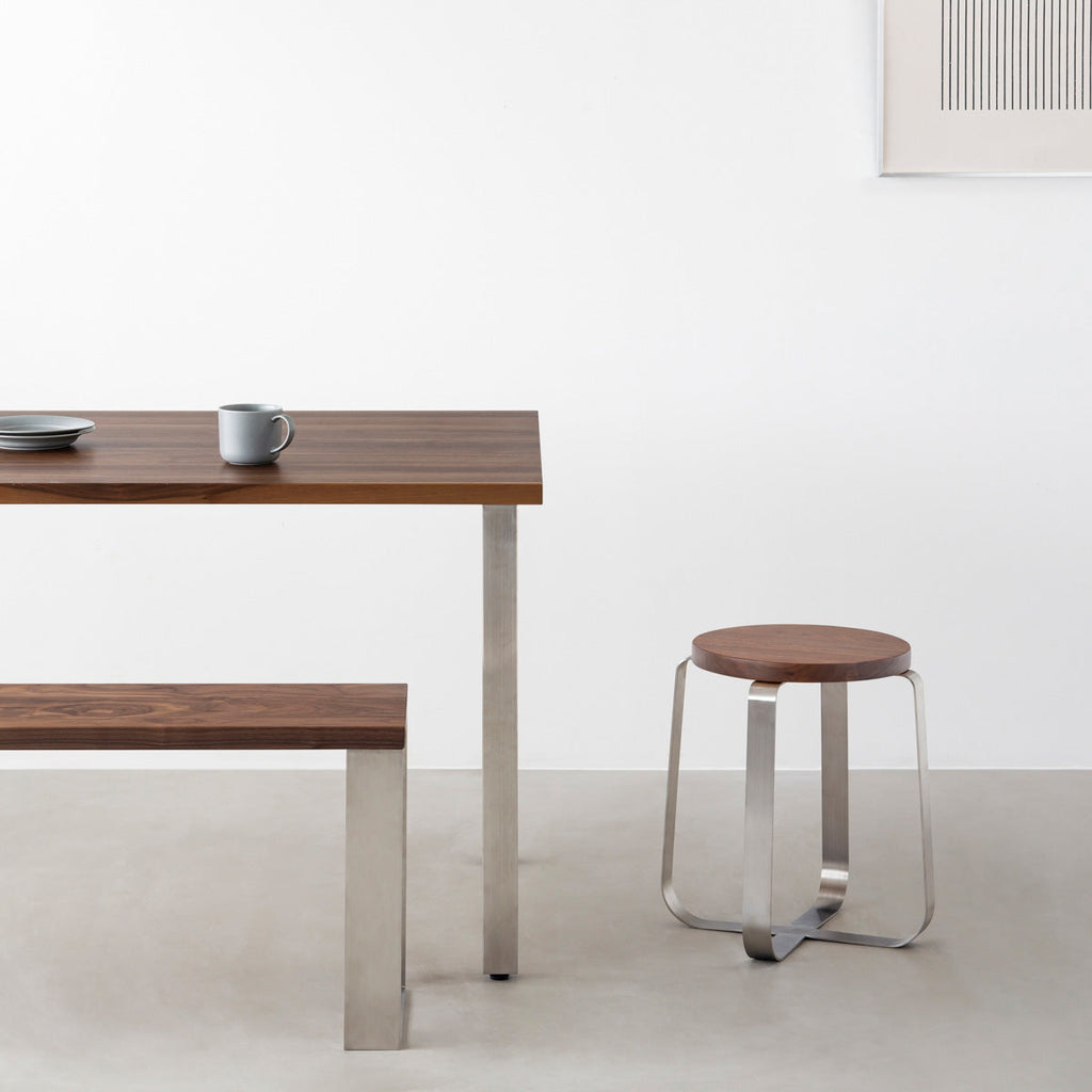 KANADEMONOの無垢ウォルナットRound座面とステンレスのCross Plate脚を合わせたシンプルモダンなスツール（使用例）