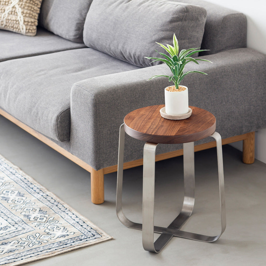 KANADEMONOの無垢ウォルナットRound座面とステンレスのCross Plate脚を合わせたシンプルモダンなスツール（使用例2）