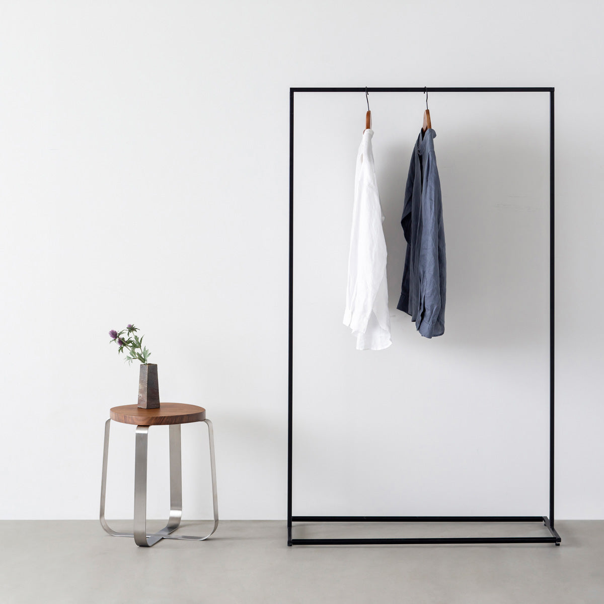 KANADEMONOの無垢ウォルナットSquircle座面とステンレスのCross Plate脚を合わせたシンプルモダンなスツール（使用例3）