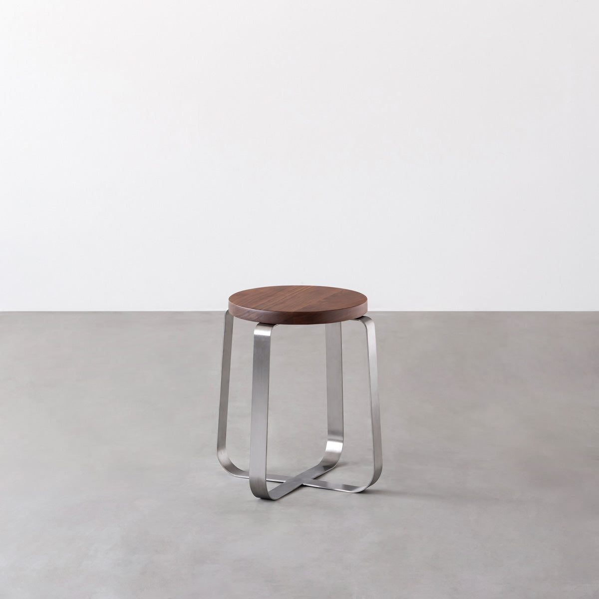 KANADEMONOの無垢ウォルナットRound座面とステンレスのCross Plate脚を合わせたシンプルモダンなスツール