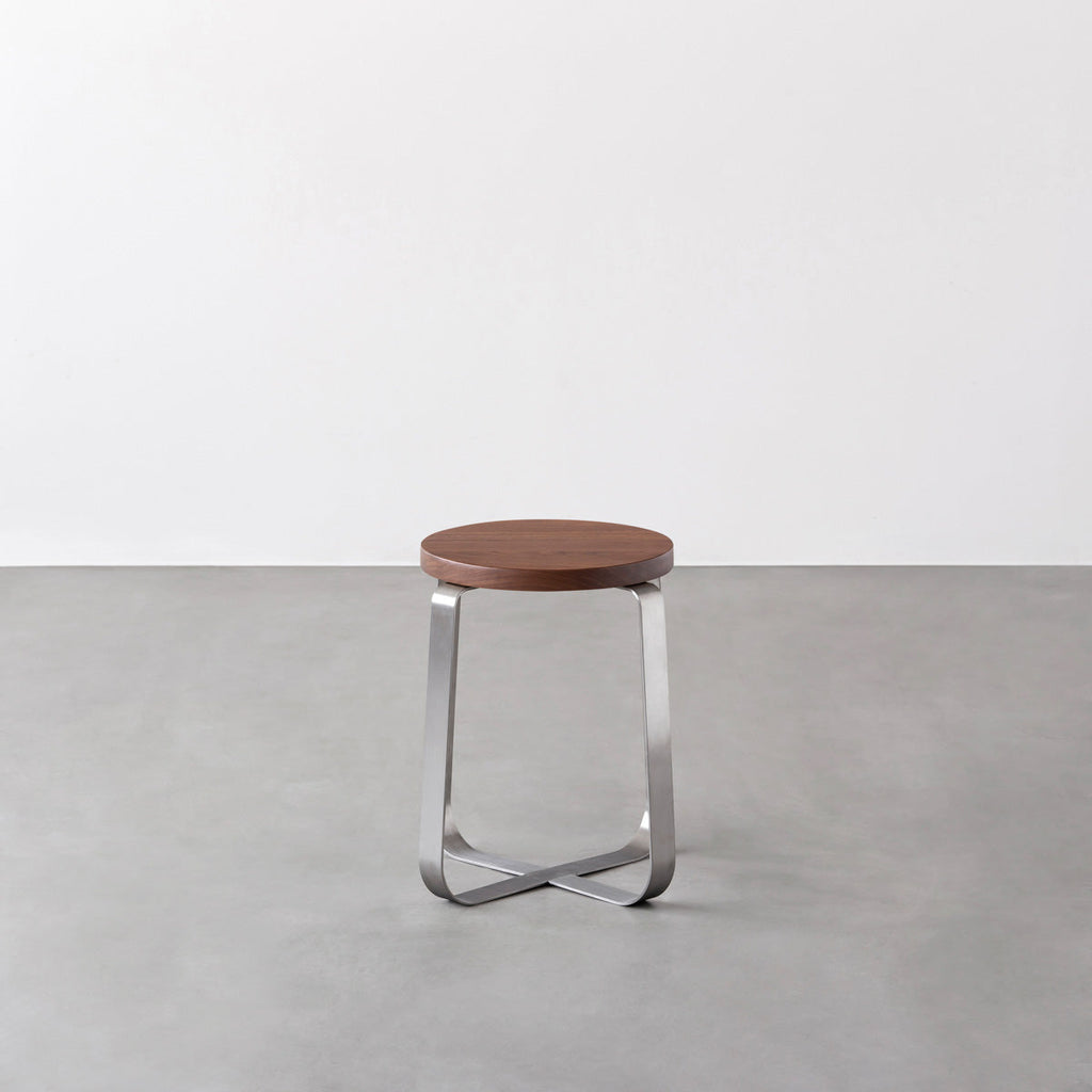 KANADEMONOの無垢ウォルナットRound座面とステンレスのCross Plate脚を合わせたシンプルモダンなスツール2