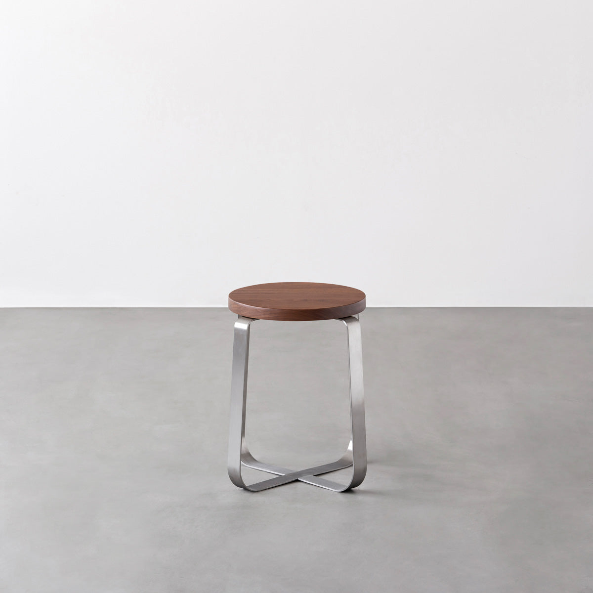 KANADEMONOの無垢ウォルナットRound座面とステンレスのCross Plate脚を合わせたシンプルモダンなスツール2