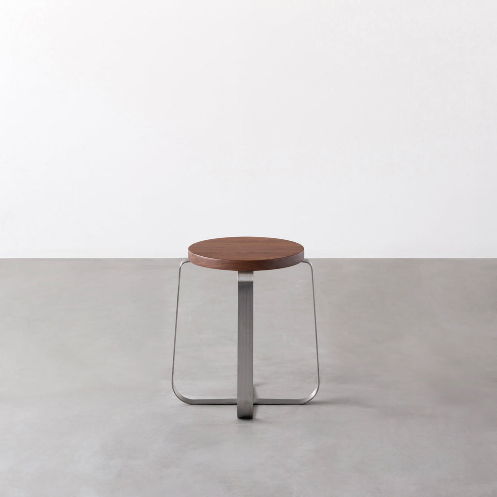 KANADEMONOの無垢ウォルナットRound座面とステンレスのCross Plate脚を合わせたシンプルモダンなスツール3