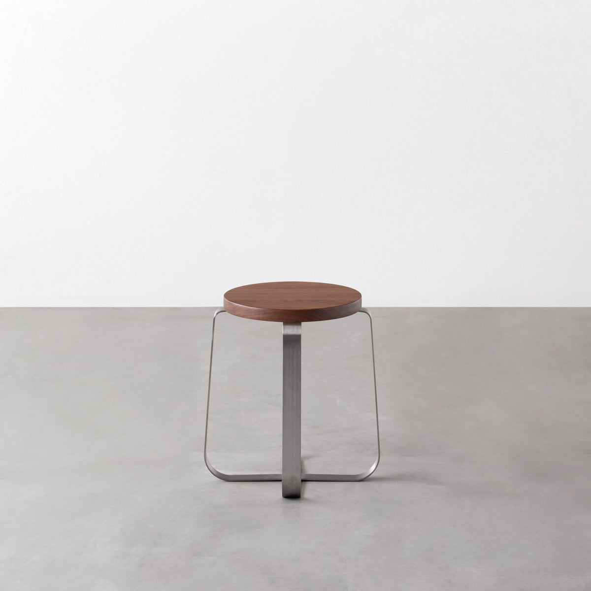 KANADEMONOの無垢ウォルナットRound座面とステンレスのCross Plate脚を合わせたシンプルモダンなスツール3