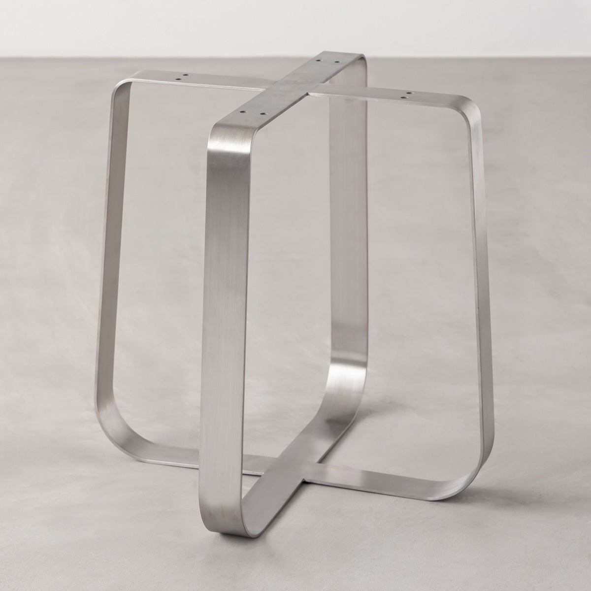 KanademonoのリノリウムPebble Round座面とステンレスのCross Plate脚を合わせたシンプルモダンなスツール（脚）