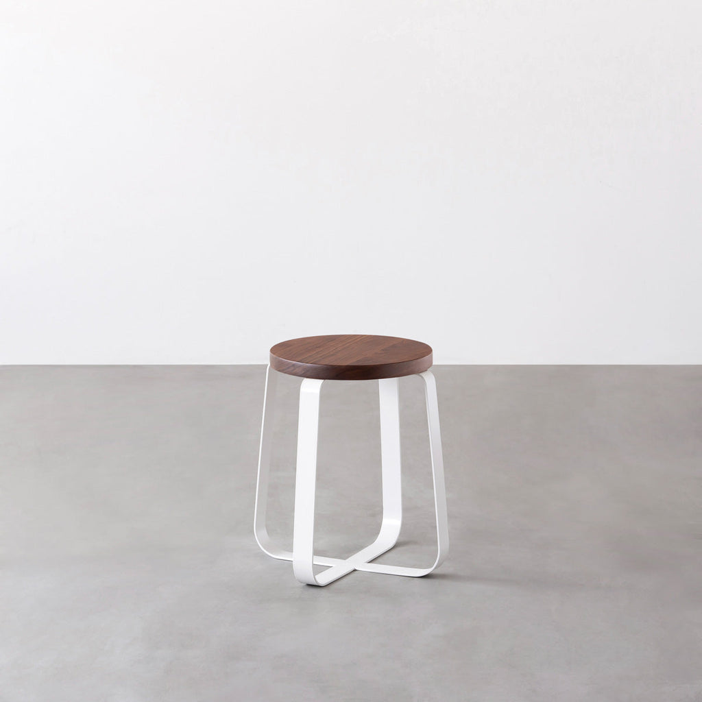 KANADEMONOの無垢ウォルナットRound座面とホワイトのCross Plate脚を合わせたシンプルモダンなスツール