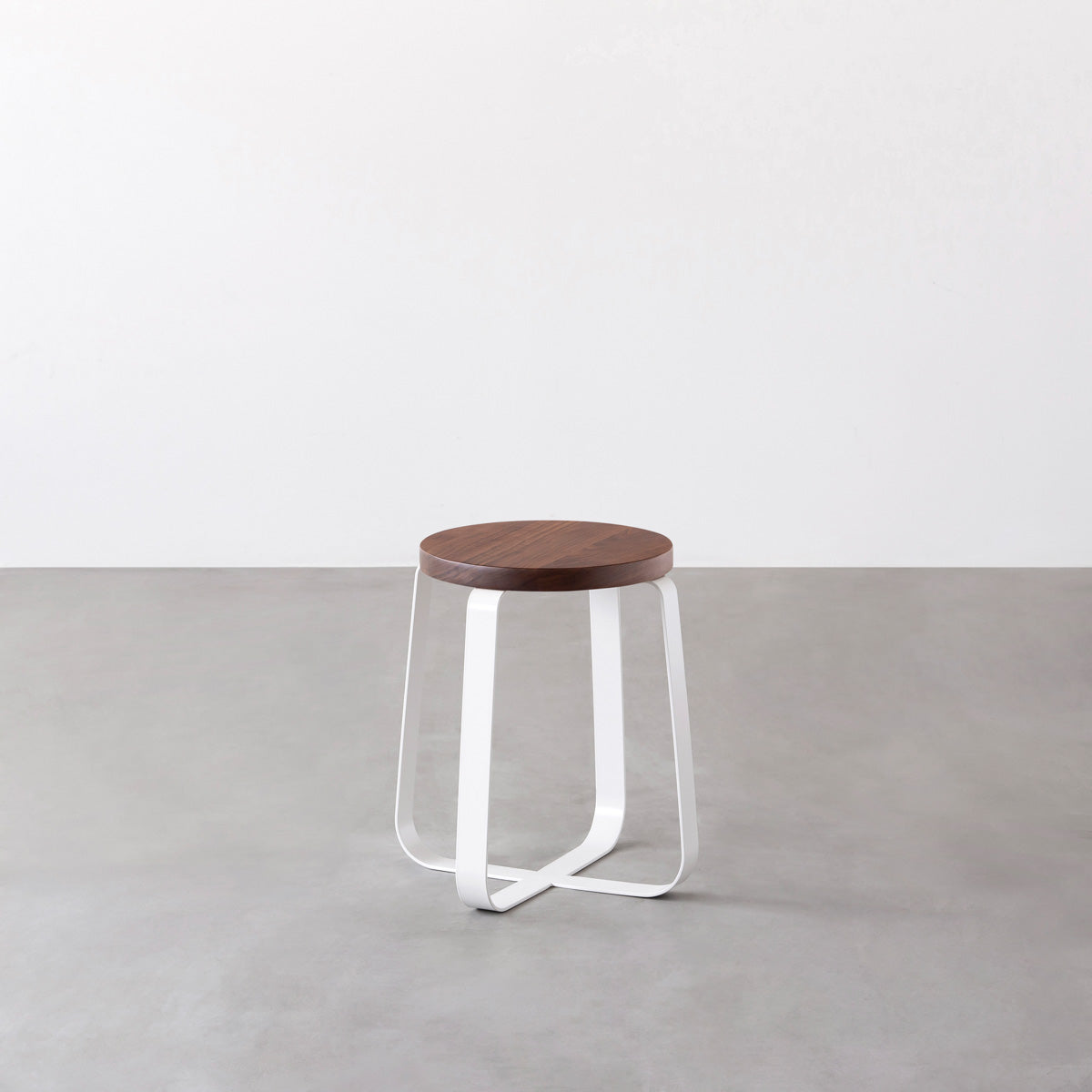 KANADEMONOの無垢ウォルナットRound座面とホワイトのCross Plate脚を合わせたシンプルモダンなスツール
