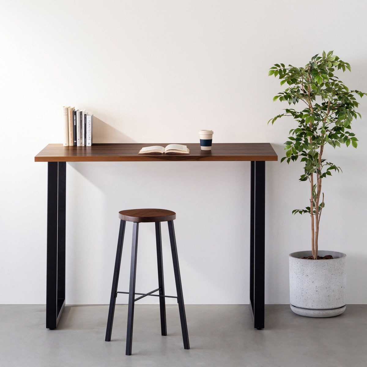 KANADEMONOの無垢ウォルナットSquircle座面とブラックのSlant Bar脚を合わせたシンプルモダンなハイスツール（使用例）