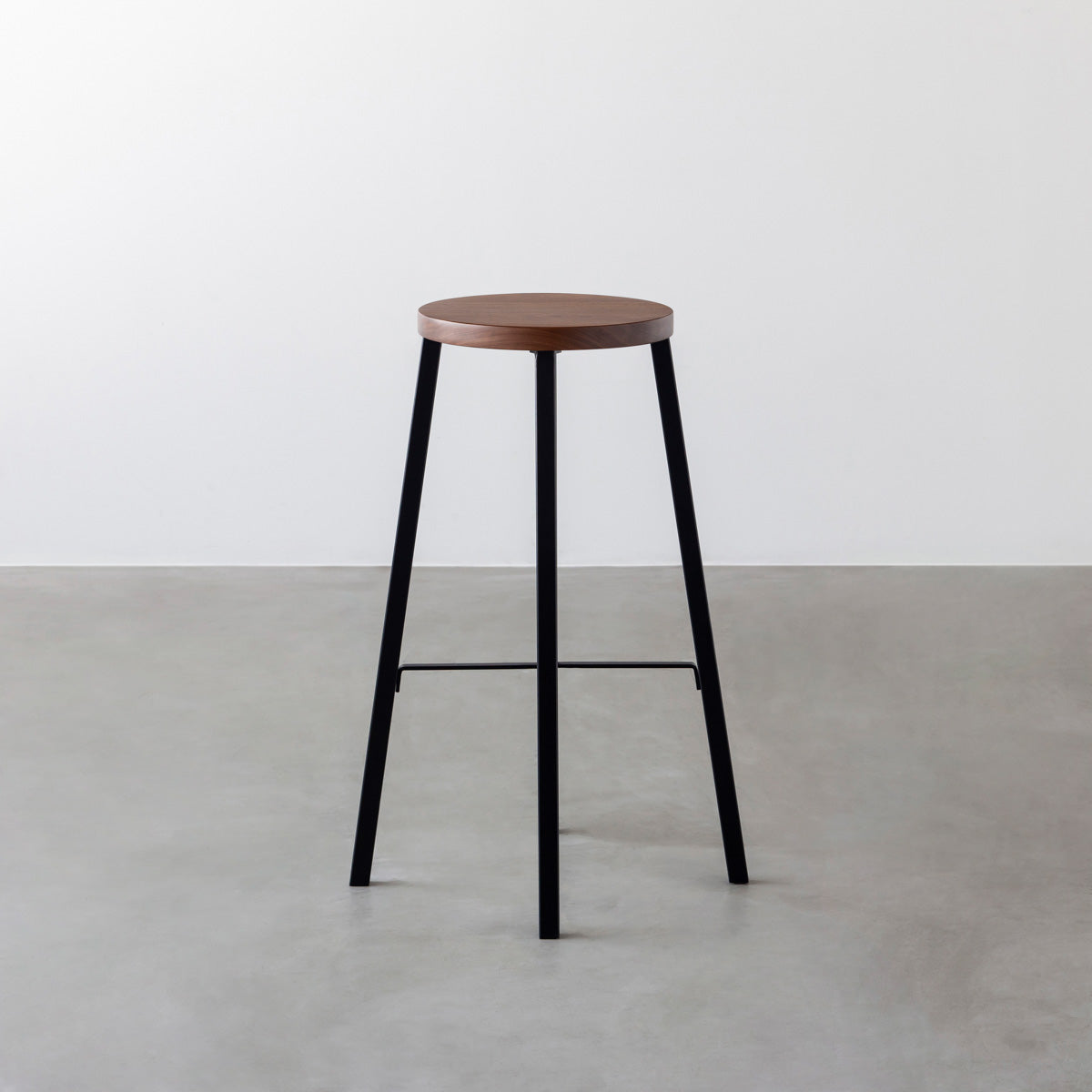 KANADEMONOの無垢ウォルナットRound座面とブラックのSlant Bar脚を合わせたシンプルモダンなハイスツール2
