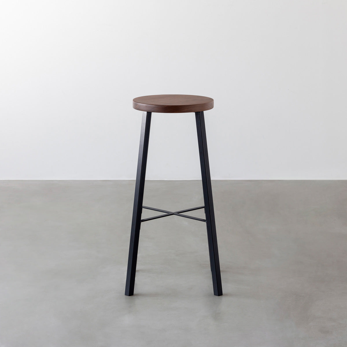 KANADEMONOの無垢ウォルナットRound座面とブラックのSlant Bar脚を合わせたシンプルモダンなハイスツール3