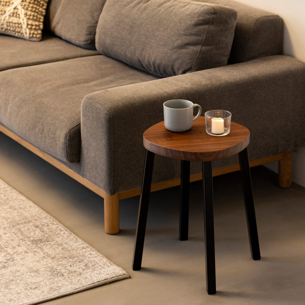 KANADEMONOの無垢ウォルナットSquircle座面とブラックのSlant Bar脚を合わせたシンプルモダンなスツール（使用例2）