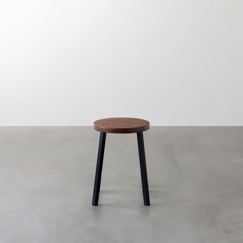 KANADEMONOの無垢ウォルナットRound座面とブラックのSlant Bar脚を合わせたシンプルモダンなスツール2