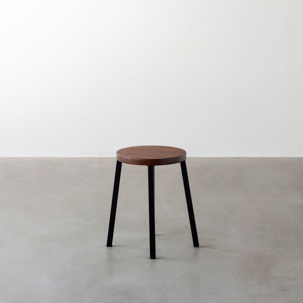 KANADEMONOの無垢ウォルナットRound座面とブラックのSlant Bar脚を合わせたシンプルモダンなスツール3