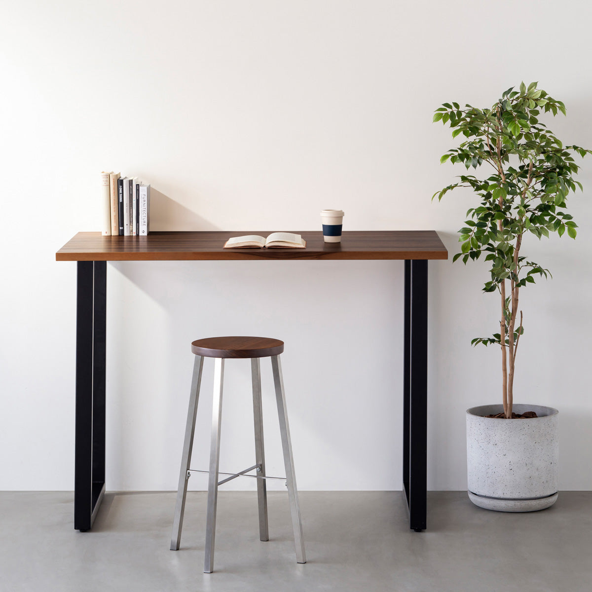 KANADEMONOの無垢ウォルナットRound座面とステンレスのSlant Bar脚を合わせたシンプルモダンなハイスツール（使用例）