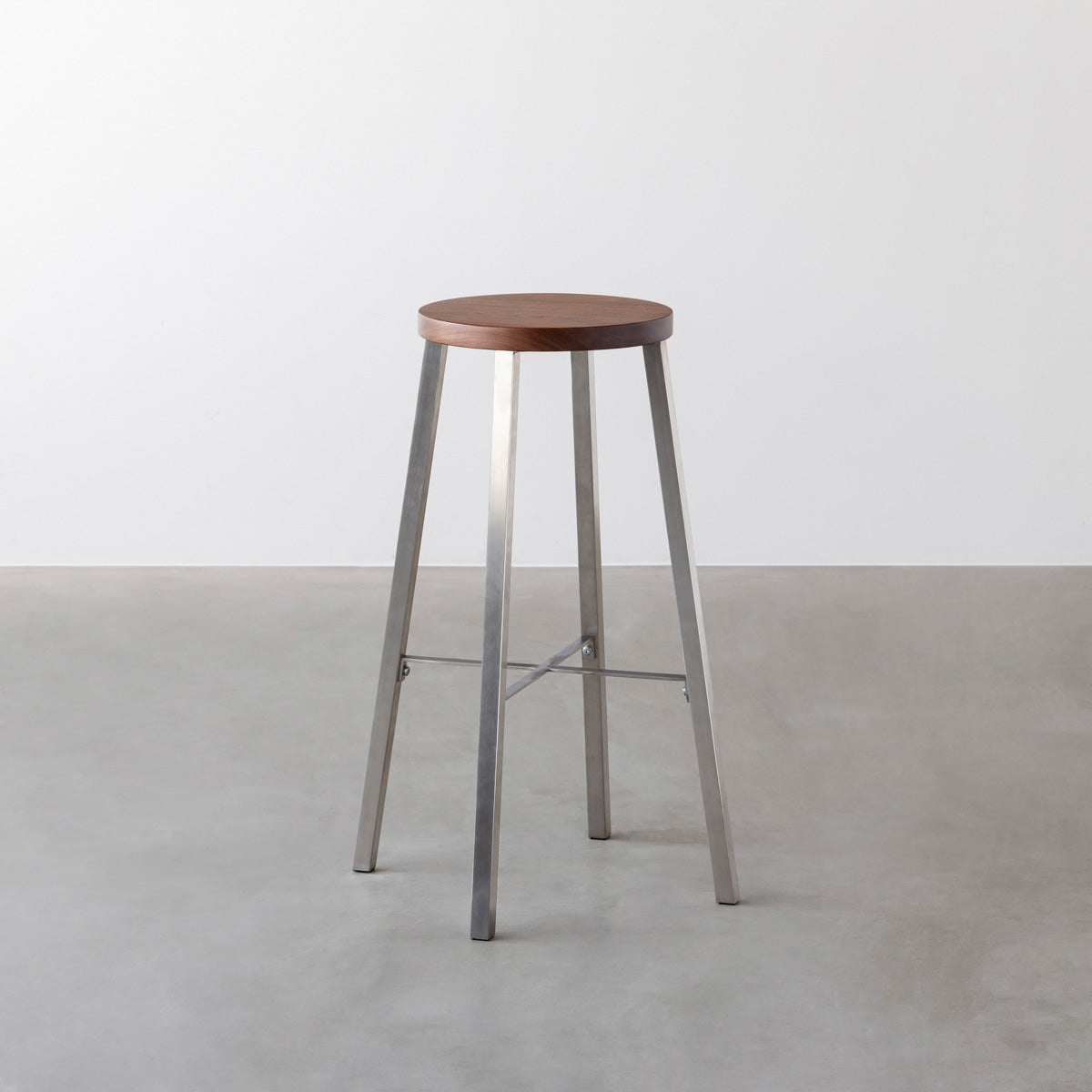 KANADEMONOの無垢ウォルナットRound座面とステンレスのSlant Bar脚を合わせたシンプルモダンなハイスツール