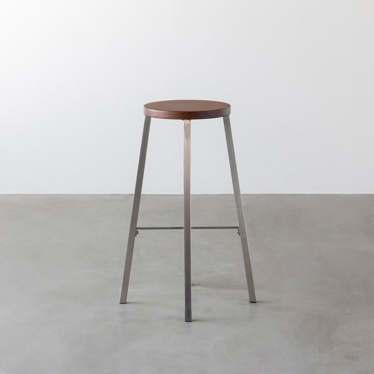 KANADEMONOの無垢ウォルナットRound座面とステンレスのSlant Bar脚を合わせたシンプルモダンなハイスツール2