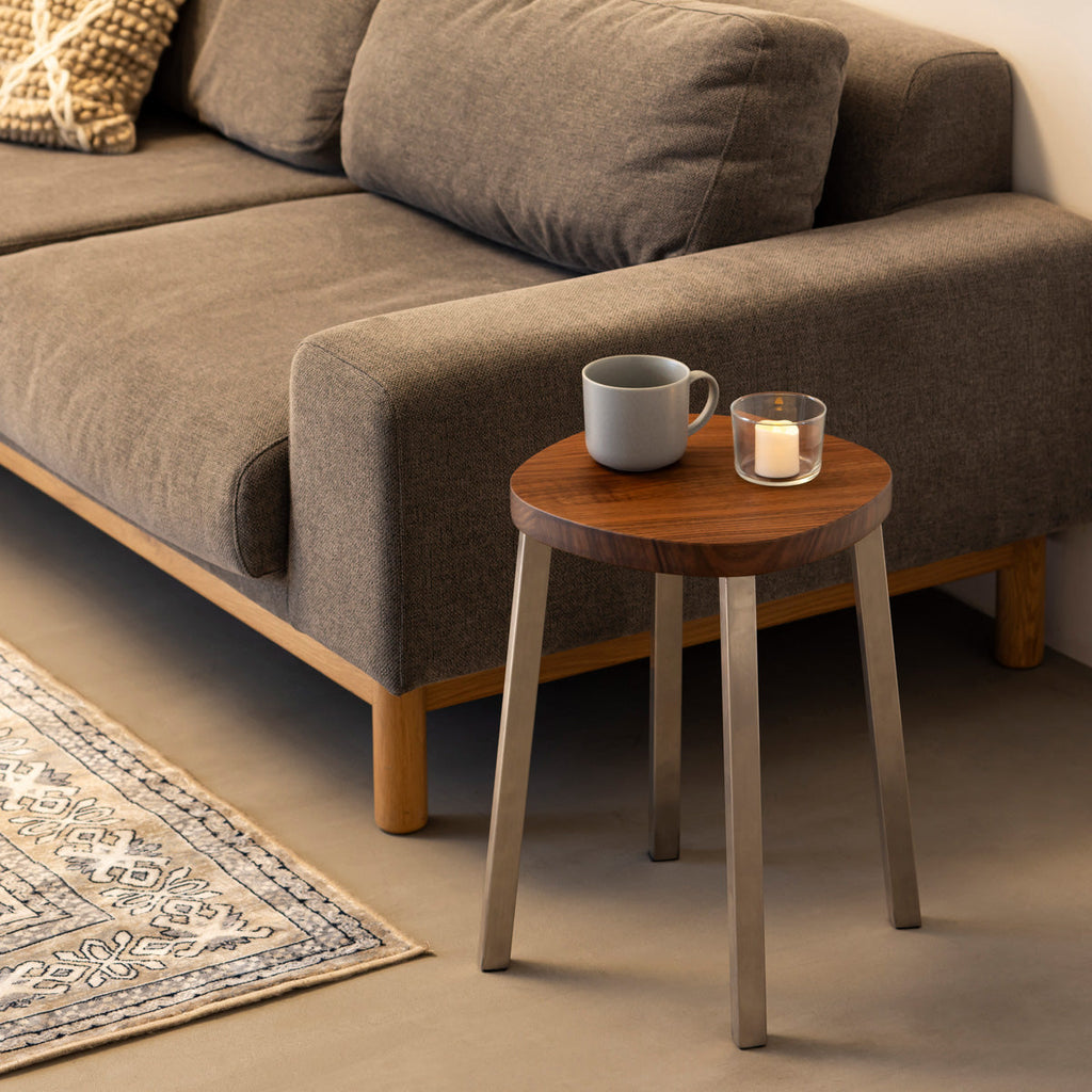 KANADEMONOの無垢ウォルナットSquircle座面とステンレスのSlant Bar脚を合わせたシンプルモダンなスツール（使用例2）