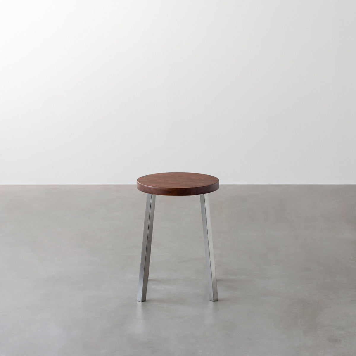 KANADEMONOの無垢ウォルナットRound座面とステンレスのSlant Bar脚を合わせたシンプルモダンなスツール2