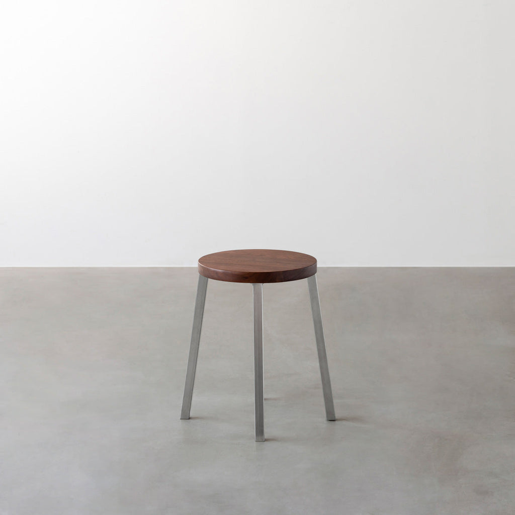 KANADEMONOの無垢ウォルナットRound座面とステンレスのSlant Bar脚を合わせたシンプルモダンなスツール3