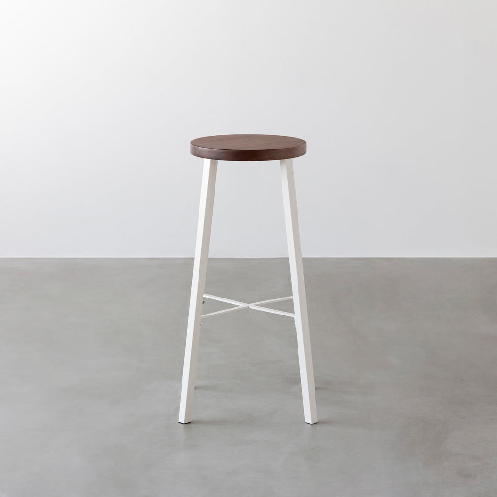 KANADEMONOの無垢ウォルナットRound座面とホワイトのSlant Bar脚を合わせたシンプルモダンなハイスツール3