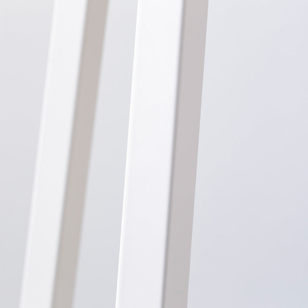 KANADEMONOの無垢ウォルナットRound座面とホワイトのSlant Bar脚を合わせたシンプルモダンなハイスツールの脚4