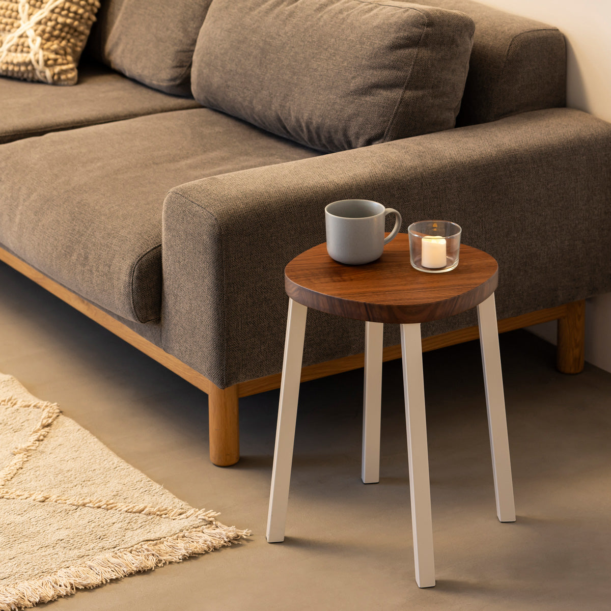 KANADEMONOの無垢ウォルナットSquircle座面とホワイトのSlant Bar脚を合わせたシンプルモダンなスツール（使用例2）