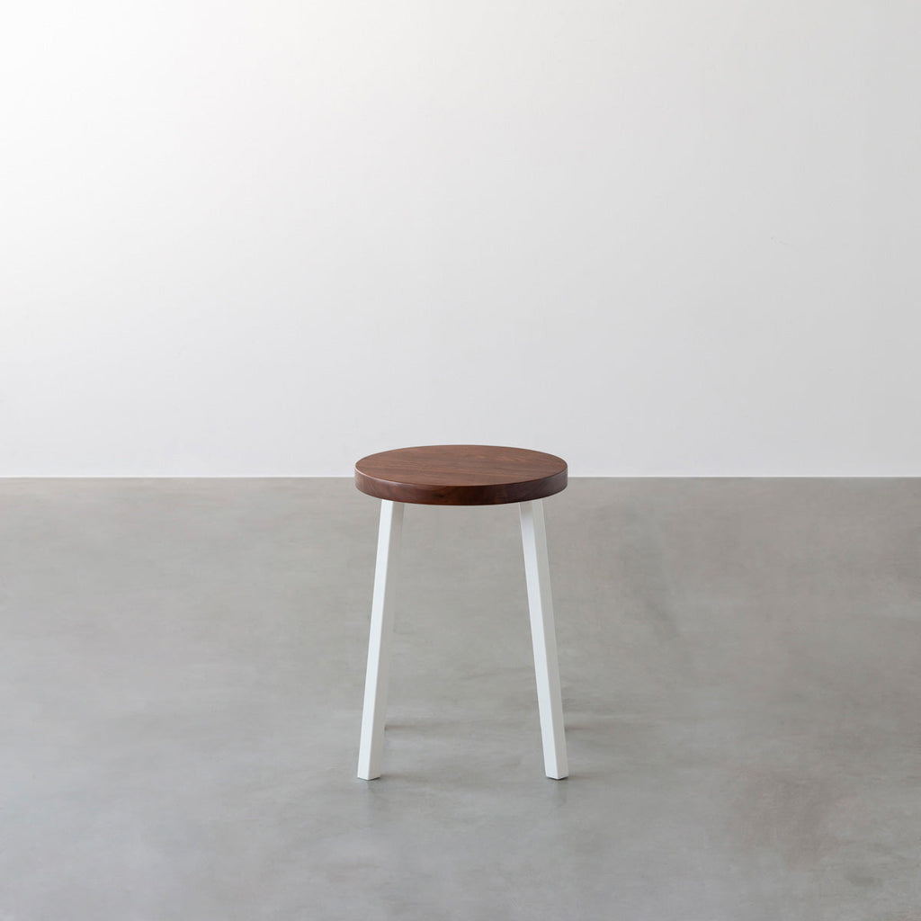 KANADEMONOの無垢ウォルナットRound座面とホワイトのSlant Bar脚を合わせたシンプルモダンなスツール2