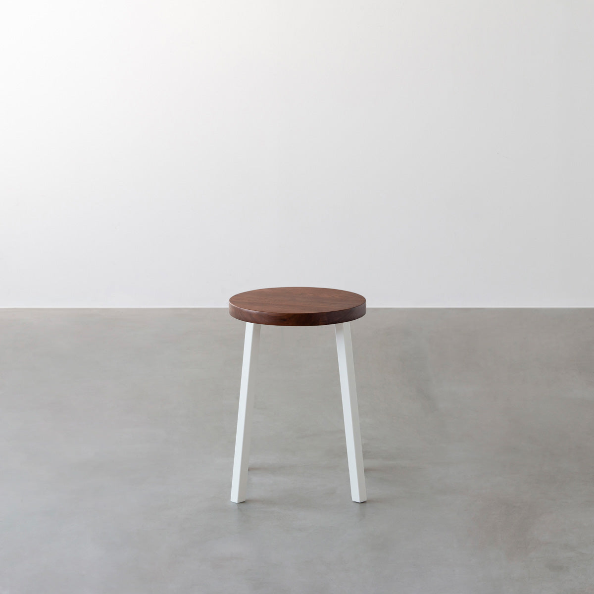 KANADEMONOの無垢ウォルナットRound座面とホワイトのSlant Bar脚を合わせたシンプルモダンなスツール2