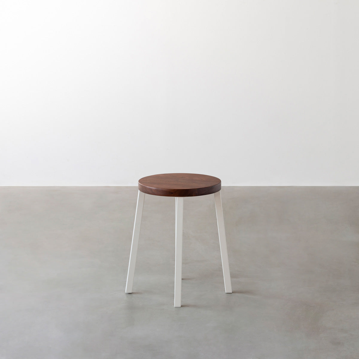 KANADEMONOの無垢ウォルナットRound座面とホワイトのSlant Bar脚を合わせたシンプルモダンなスツール3