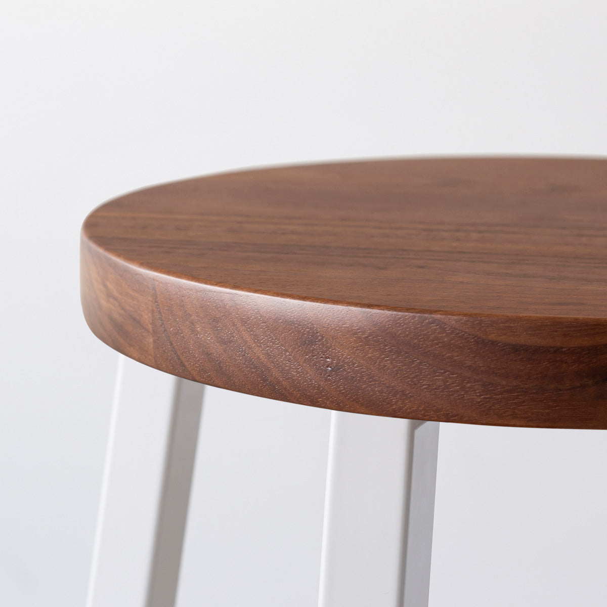 KANADEMONOの無垢ウォルナットRound座面とホワイトのSlant Bar脚を合わせたシンプルモダンなスツール（座面2）