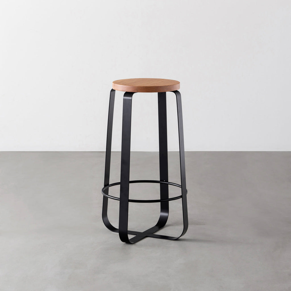 KANADEMONOの無垢レッドオーク Round座面とブラックのCross Plate脚を合わせたシンプルモダンなハイスツール