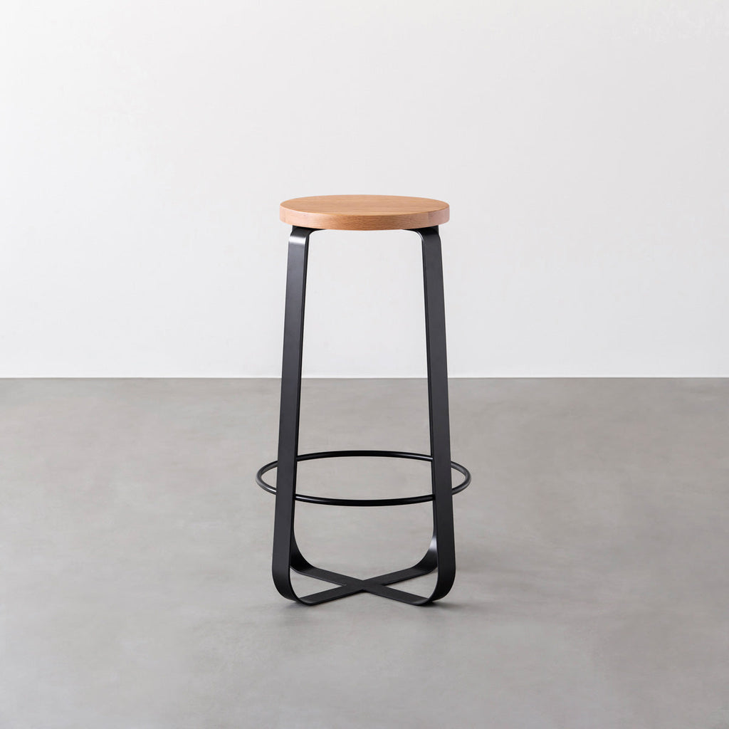 KANADEMONOの無垢レッドオーク Round座面とブラックのCross Plate脚を合わせたシンプルモダンなハイスツール2