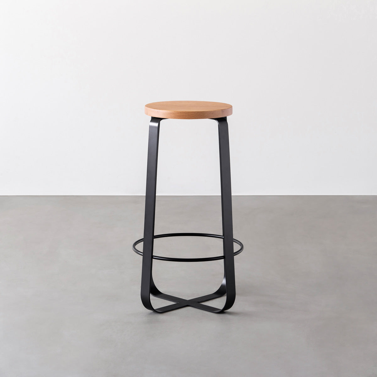 KANADEMONOの無垢レッドオーク Round座面とブラックのCross Plate脚を合わせたシンプルモダンなハイスツール2