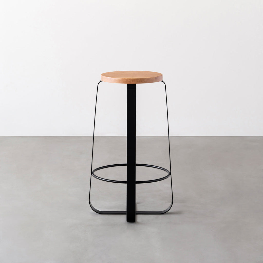 KANADEMONOの無垢レッドオーク Round座面とブラックのCross Plate脚を合わせたシンプルモダンなハイスツール3