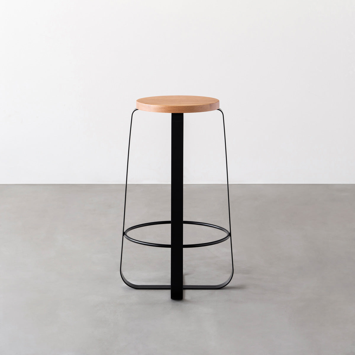 KANADEMONOの無垢レッドオーク Round座面とブラックのCross Plate脚を合わせたシンプルモダンなハイスツール3