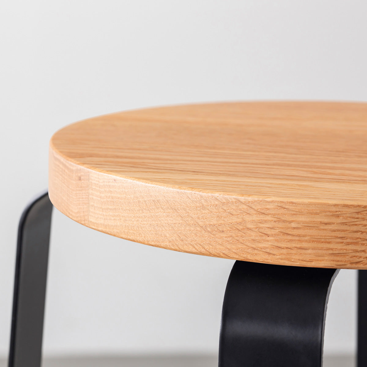 KANADEMONOの無垢レッドオーク Round座面とブラックのCross Plate脚を合わせたシンプルモダンなハイスツール（座面側面）
