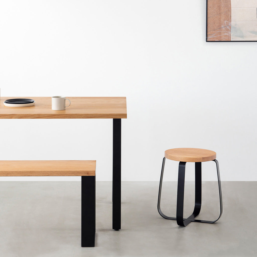 KANADEMONOの無垢レッドオーク Round座面とブラックのCross Plate脚を合わせたシンプルモダンなスツール（使用例）