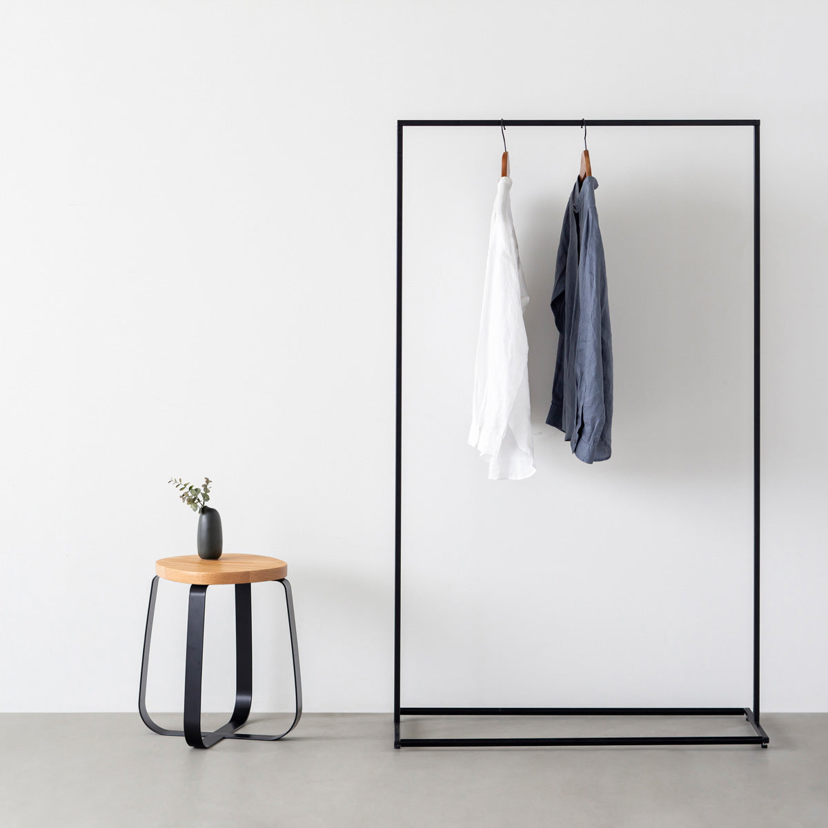 KANADEMONOの無垢レッドオーク Squircle座面とブラックのCross Plate脚を合わせたシンプルモダンなスツール（使用例3）