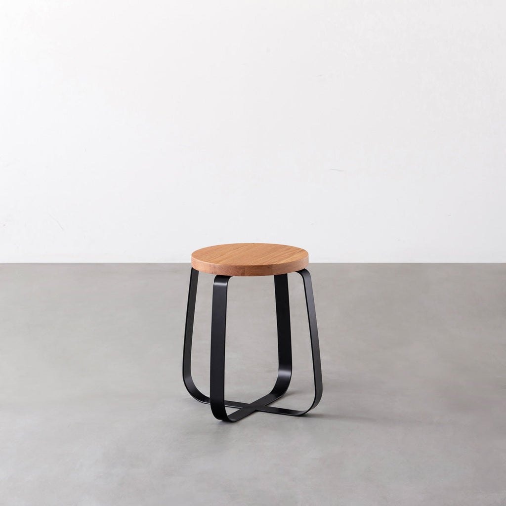 KANADEMONOの無垢レッドオーク Round座面とブラックのCross Plate脚を合わせたシンプルモダンなスツール