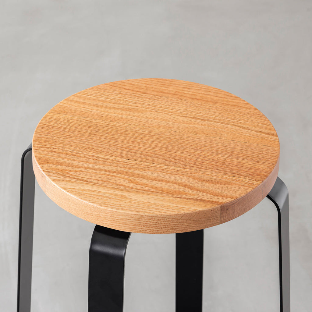 KANADEMONOの無垢レッドオーク Round座面とブラックのCross Plate脚を合わせたシンプルモダンなスツール（座面）
