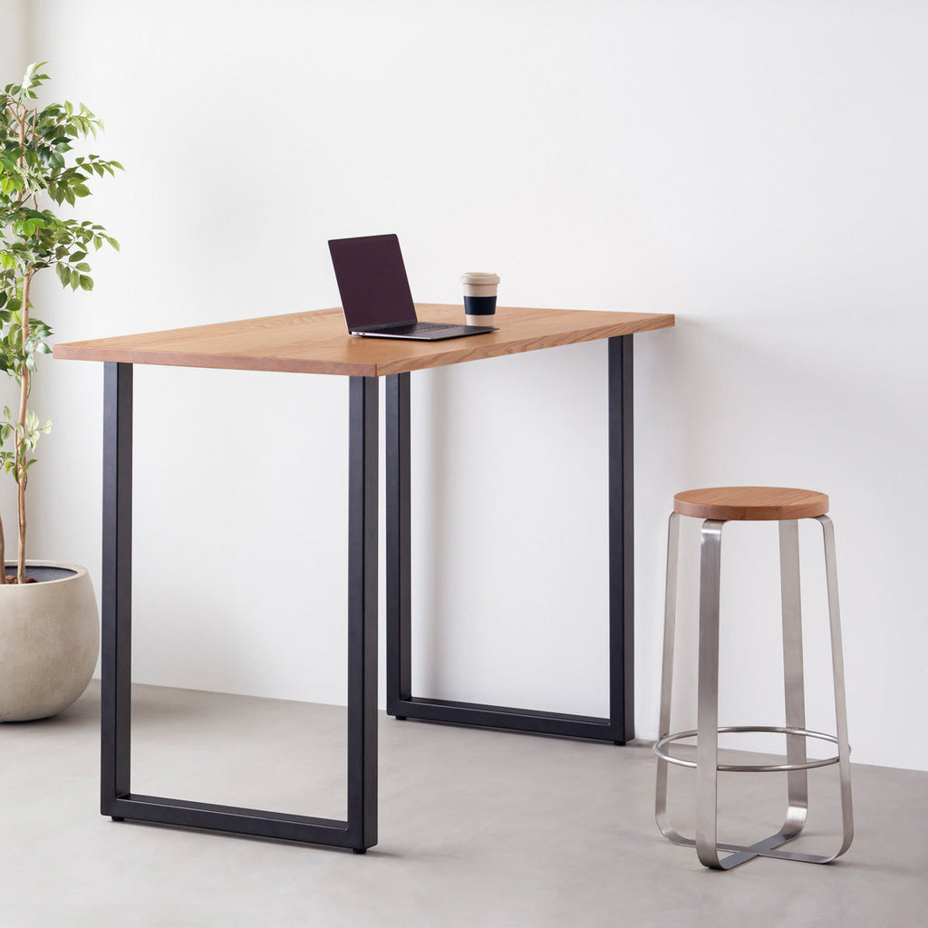 KANADEMONOの無垢レッドオーク Round座面とステンレスのCross Plate脚を合わせたシンプルモダンなハイスツール（使用例）