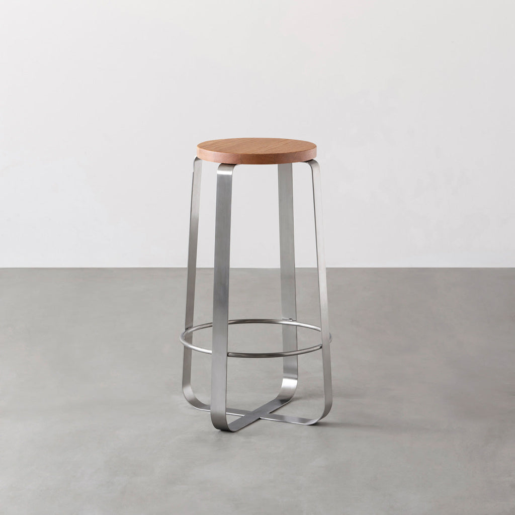 KANADEMONOの無垢レッドオーク Round座面とステンレスのCross Plate脚を合わせたシンプルモダンなハイスツール