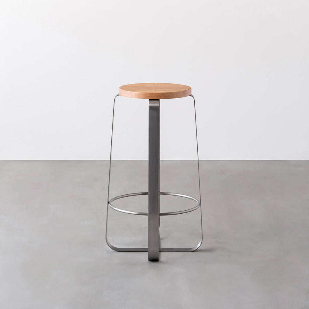 KANADEMONOの無垢レッドオーク Round座面とステンレスのCross Plate脚を合わせたシンプルモダンなハイスツール3