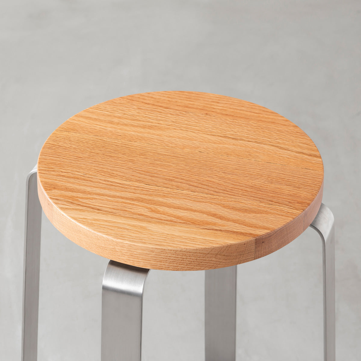 KANADEMONOの無垢レッドオーク Round座面とステンレスのCross Plate脚を合わせたシンプルモダンなハイスツール（座面）