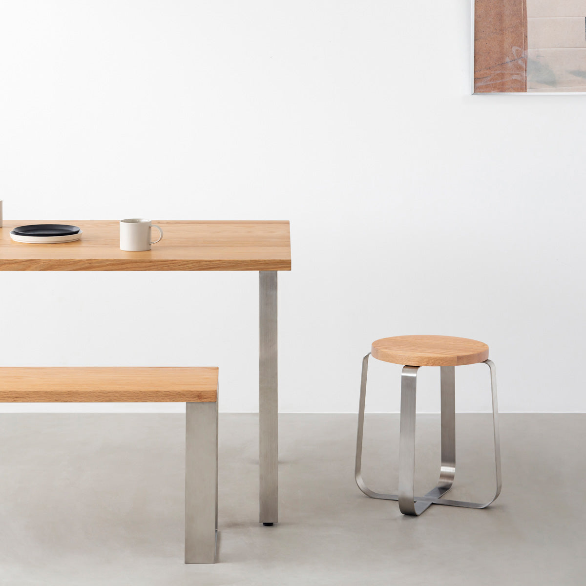 KANADEMONOの無垢レッドオーク Round座面とステンレスのCross Plate脚を合わせたシンプルモダンなスツール（使用例）