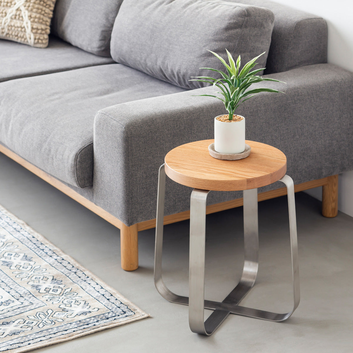 KANADEMONOの無垢レッドオーク Round座面とステンレスのCross Plate脚を合わせたシンプルモダンなスツール（使用例2）