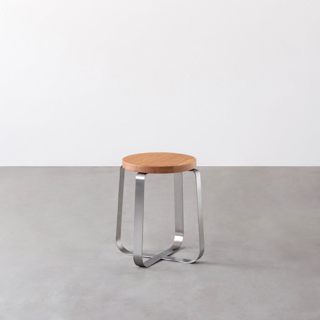 KANADEMONOの無垢レッドオーク Round座面とステンレスのCross Plate脚を合わせたシンプルモダンなスツール