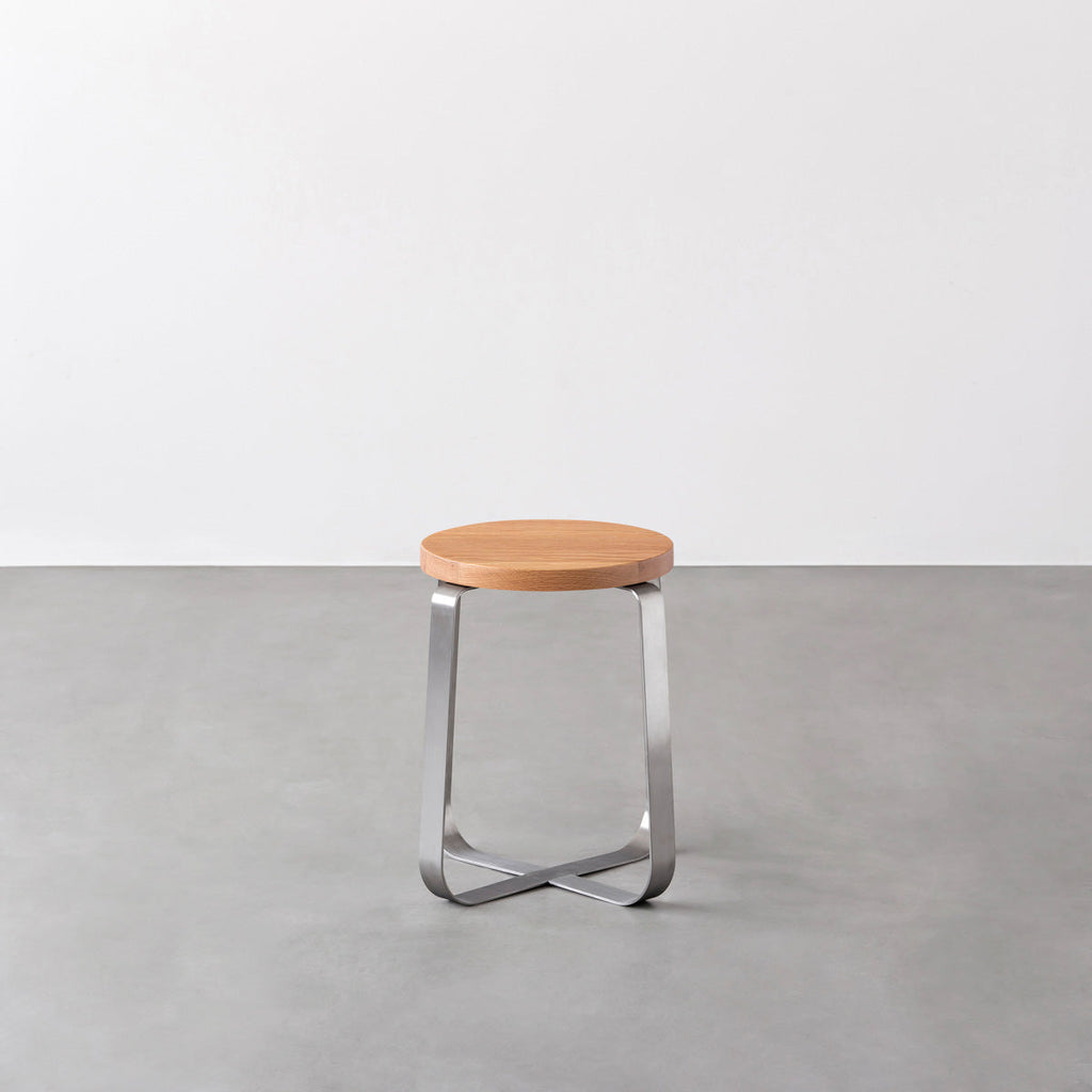 KANADEMONOの無垢レッドオーク Round座面とステンレスのCross Plate脚を合わせたシンプルモダンなスツール2