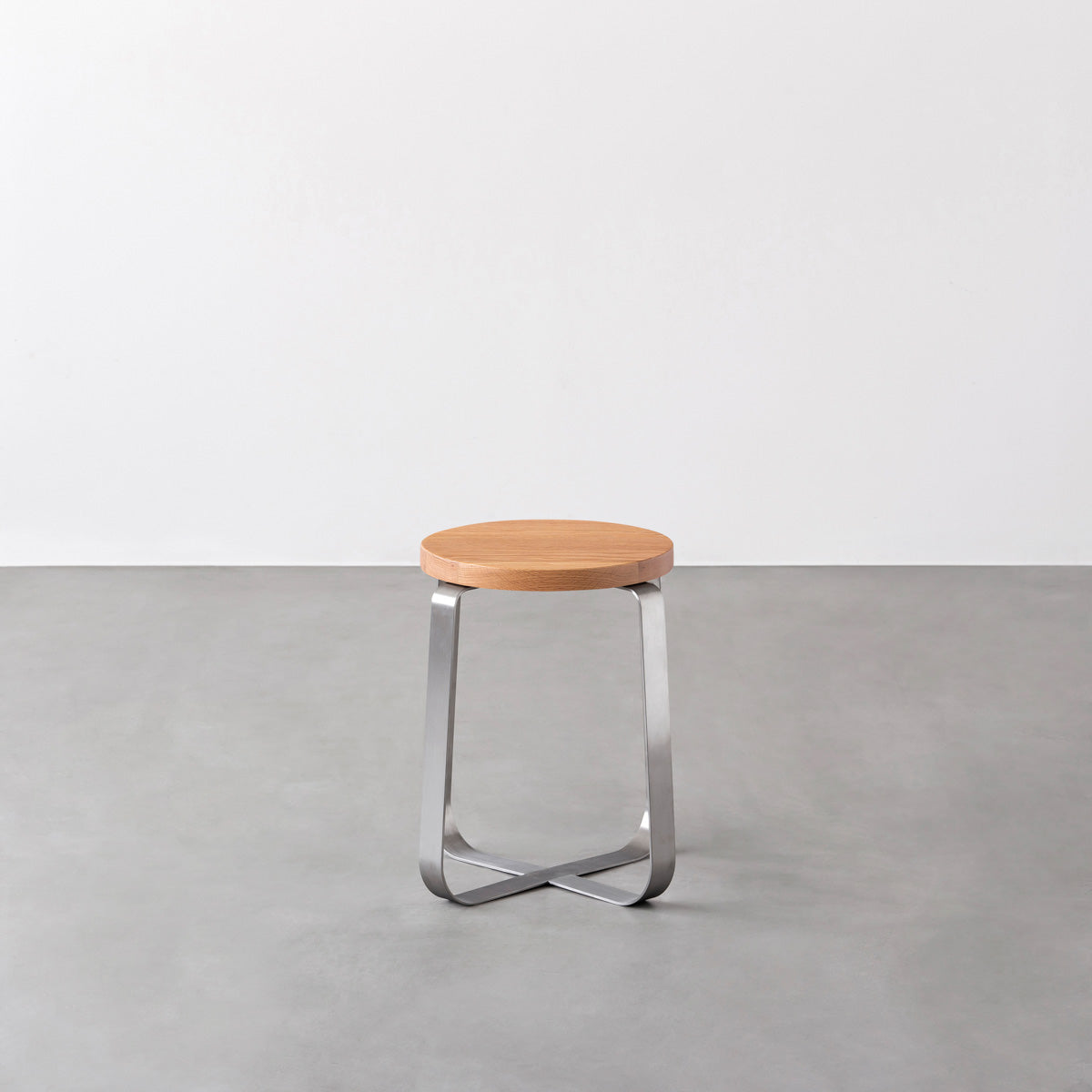 KANADEMONOの無垢レッドオーク Round座面とステンレスのCross Plate脚を合わせたシンプルモダンなスツール2