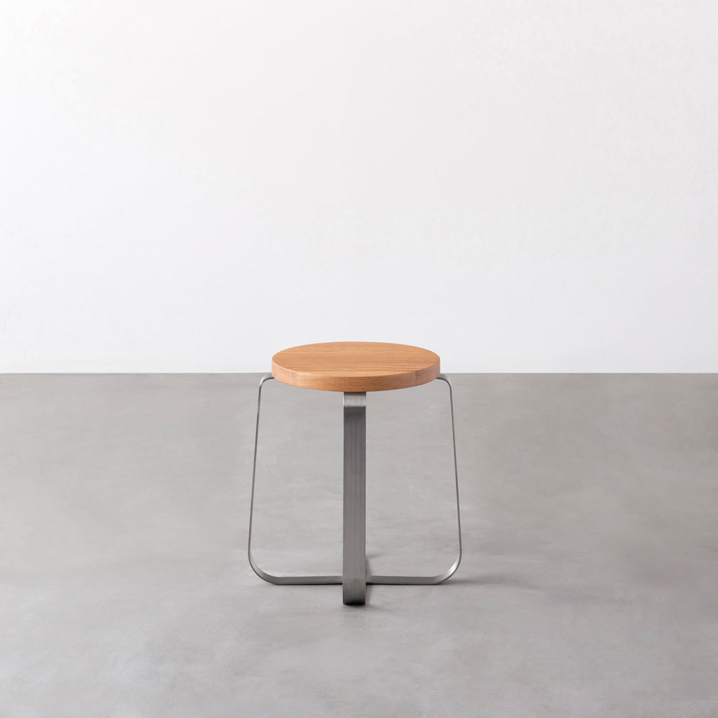 KANADEMONOの無垢レッドオーク Round座面とステンレスのCross Plate脚を合わせたシンプルモダンなスツール3